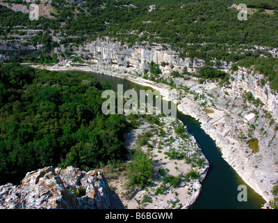 Portrait de rivière qui coule à travers la forêt Banque D'Images