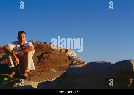 Man sitting on rock Banque D'Images