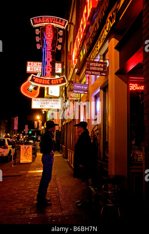 Les hommes à discuter en face de la célèbre country music bars et restaurants sur Broadway à Nashville, au Tennessee Banque D'Images