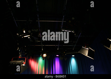 Allumé softbox, fresnel et lumières parcan suspendu à un système d'éclairage en studio, Worcester, Worcestershire Banque D'Images