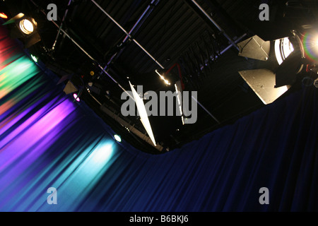 Allumé softbox, fresnel et lumières parcan suspendu à un système d'éclairage en studio, Worcester, Worcestershire Banque D'Images