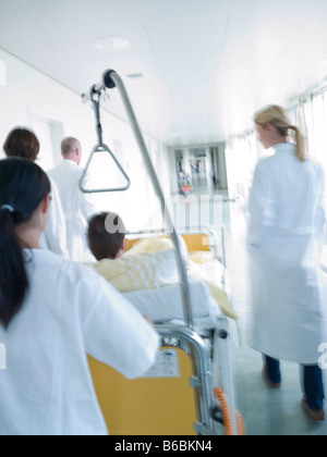 Nurse pushing patient on gurney Banque D'Images