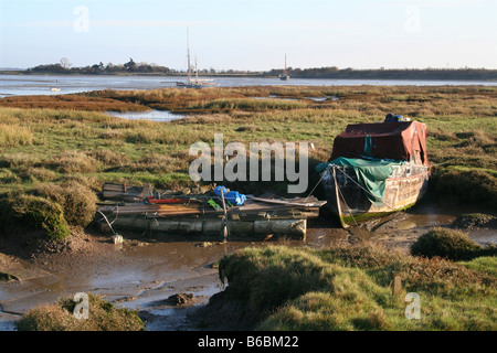 Vieux bateau en bois dans l'estuaire entre Maldon, Essex et Northey Island,UK. Northey island est dans la distance. Banque D'Images