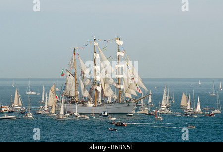 Magnifique trois mâts barque 'Cuauhtémoc' entouré de plus petits navires, Funchal Tall Ships Regatta, Falmouth, Cornwall, UK Banque D'Images