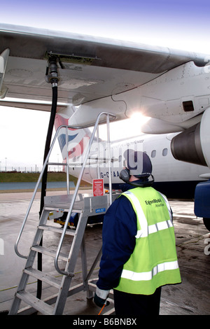 Ravitaillement technicien British Airways BA146 avion à l'aéroport de Birmingham Banque D'Images