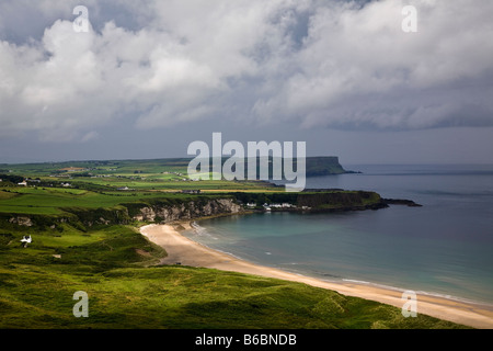 Whitepark Bay (National Trust) et vue sur Portbradden, comté d'Antrim, en Irlande du Nord Banque D'Images