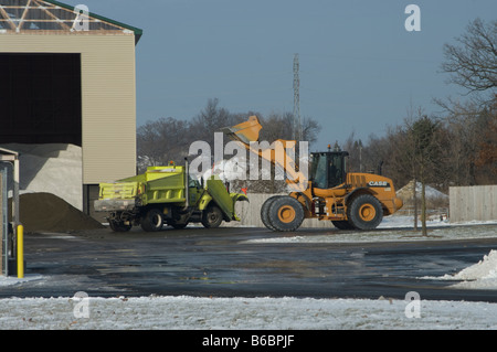 Le chargement du camion de sel de déneigement Entretien Garage Fitchburg au Wisconsin Banque D'Images