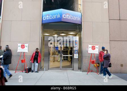 Une succursale Citibank et bénévoles de l'Armée du Salut sont observés sur la Cinquième Avenue à New York Banque D'Images