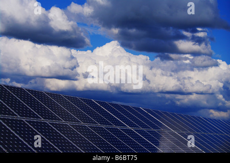 L'énergie solaire à l'extérieur de l'usine Banque D'Images