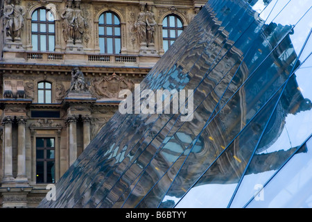 Reflet de l'aile Richelieu du Louvre à la pyramide de verre, Paris Banque D'Images