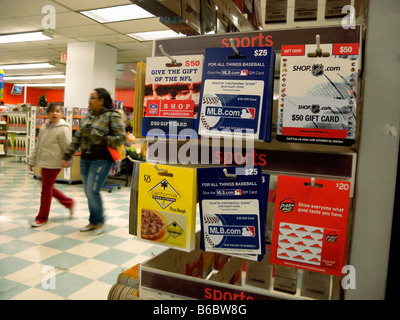 Une sélection de cartes-cadeaux dans un magasin KMart à New York Banque D'Images