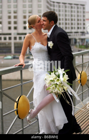 Close up of young woman leaning against railing par l'eau en milieu urbain Banque D'Images