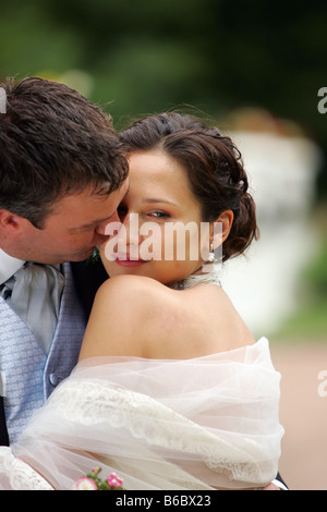 Close up portrait of young caucasian couple kissing Banque D'Images