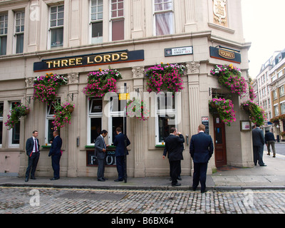 Trois seigneurs pub les gens de boire et de fumer à l'extérieur St Clare Street London city Banque D'Images