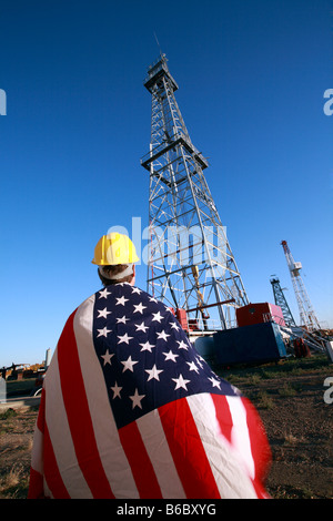 L'age de 45 ans travailleur avec USA flag drapé sur l'épaule à l'appareil de forage Banque D'Images