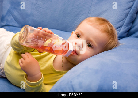 Bébé fille 2 ans avec feeding bottle Banque D'Images