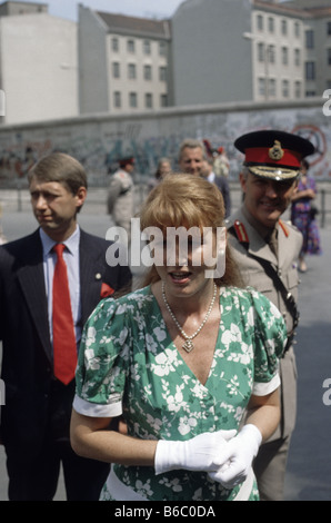 La duchesse d'York, Sarah Ferguson se rendant sur le mur de Berlin, l'Allemagne de l'Ouest Mai 1989 Banque D'Images