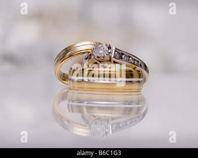 Bague de fiançailles entre les anneaux de mariage Banque D'Images