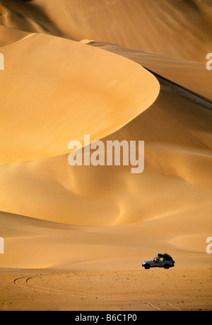 La Libye Fezzan, région près de Ghat. Akakus (Acacus) Parc National. Les dunes de sable. Voiture 4x4. Banque D'Images