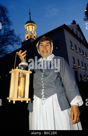 Noël à Bethlehem, Pennsylvanie. Tour guide Helga Stolz en robe de Moravie Banque D'Images