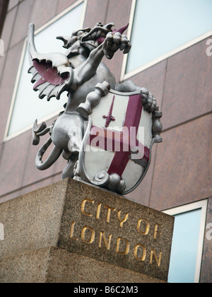 Ville de London dragon ailé avec protection avec croix rouge sur fond blanc Banque D'Images