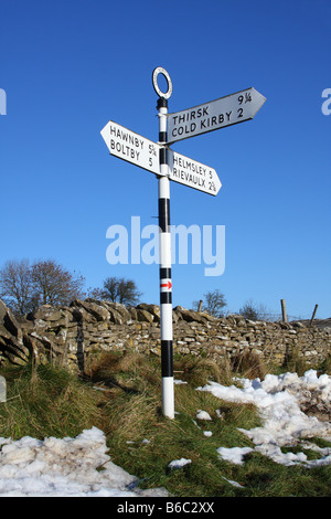 Un chemin rural sign in North Yorkshire, Angleterre, Royaume-Uni Banque D'Images