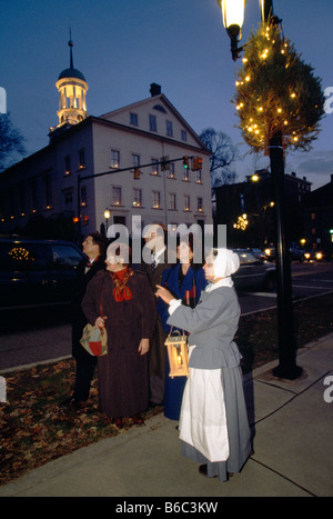 Noël à Bethlehem, Pennsylvanie. Tour guide Helga Stolz en robe de Moravie Banque D'Images