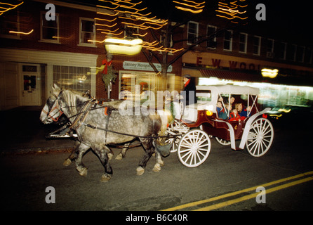 La calèche donne aux visiteurs la tombée de tours du centre-ville historique de Bethlehem, en Pennsylvanie, au cours de la saison de Noël Banque D'Images