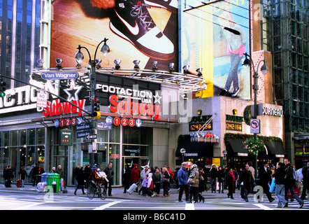 Les acheteurs de la ville de New York sur la 7ème Avenue sur un week-end New York USA Banque D'Images