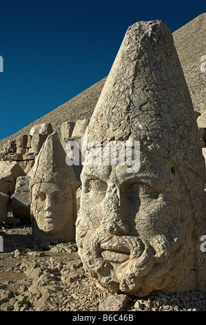 Les têtes colossales au sommet du Mont Nemrut Nemrut,National Park est de l'Anatolie Turquie Banque D'Images