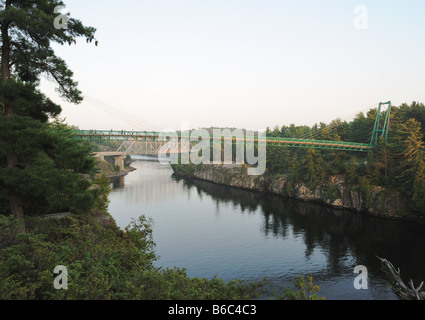 Ces ponts fournissent un lien essentiel entre le Nord et le Sud de l'Ontario au cours de la célèbre rivière des Français Banque D'Images