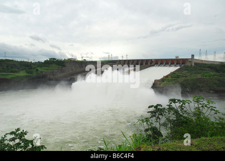 Barrage Itaipu - la plus grande centrale hydroélectrique d'opérationnels dans le monde Banque D'Images