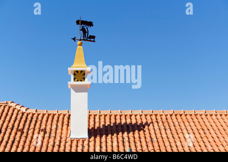 Cheminée et girouette en Portalegre ville avec des thématiques de l'Alentejo (Sheppard se penchant dans un chêne liège avec un cochon). Le Portugal. Banque D'Images