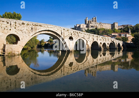 Cité médiévale Le Pont Vieux, pont en pierre traversant la rivière Orb. Cathédrale Saint-Nazaire de style gothique du 14ème siècle derrière, Bézier, Languedoc-Roussillon, France Banque D'Images