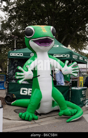 Geico gonflables géants Gekko figure au centre-ville de stand Geico Arts Festival Gainesville Florida Banque D'Images