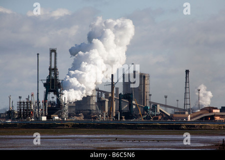 British Steel site industriel des Usines de l'industrie des fours à coke. Panache de vapeur émettant des aciéries à Middlesbrough, Redcar, Teesside, North Yorkshire UK Banque D'Images