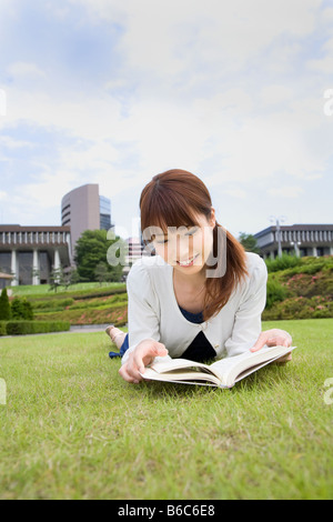 Young woman reading book Banque D'Images