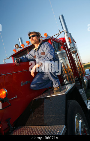 Homme de 45 ans chauffeur de camion debout à côté de camion long courrier Banque D'Images