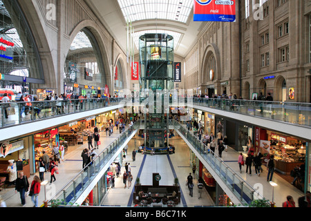 Shopping Mile soi-disant Promenaden dans la gare centrale de Leipzig, Allemagne Banque D'Images