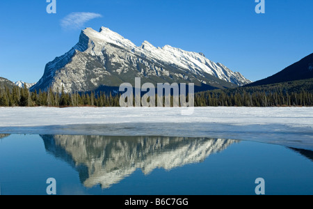 Reflet des montagnes Rocheuses dans les lacs Vermilion, dans le parc national Banff Alberta Canada Banque D'Images