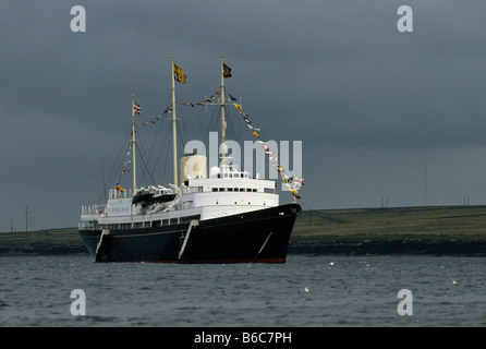 H.M.Y. Britannia ancré au large de la côte ouest de l'Écosse au cours d'un voyage de Southampton à Aberdeen par la reine Elizabeth II Banque D'Images