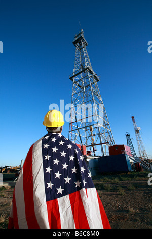L'age de 45 ans travailleur avec USA flag drapé sur l'épaule à l'appareil de forage Banque D'Images