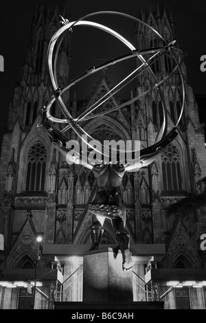 Statue d'Atlas et de la Cathédrale St Patrick Banque D'Images