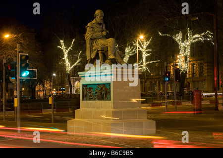 La statue de James Clerk Maxwell, à l'extrémité de George St vu la nuit Banque D'Images