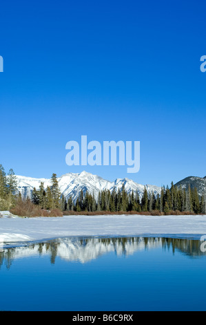 Reflet des montagnes Rocheuses dans les lacs Vermilion, dans le parc national Banff Alberta Canada Banque D'Images