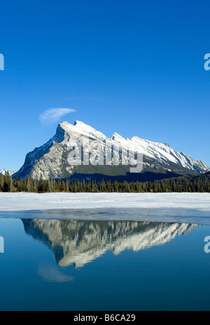 Reflet des montagnes Rocheuses dans les lacs Vermilion, dans le parc national Banff Alberta Canada Banque D'Images