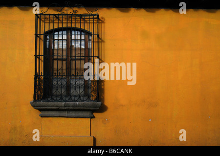 La fenêtre, mettez dans un mur orange Banque D'Images