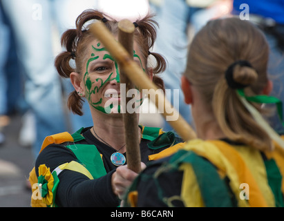 Les femmes membres de l'équipe irlandaise de harpe en bataille simulée à Downtown Arts Festival Gainesville Florida Banque D'Images