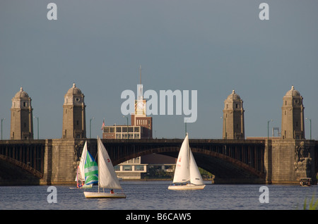 Longfellow Bridge à Boston, Massachusetts Banque D'Images