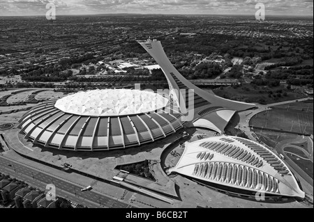 Vue aérienne au-dessus du stade olympique et du Biodôme Montréal Québec Canada Banque D'Images